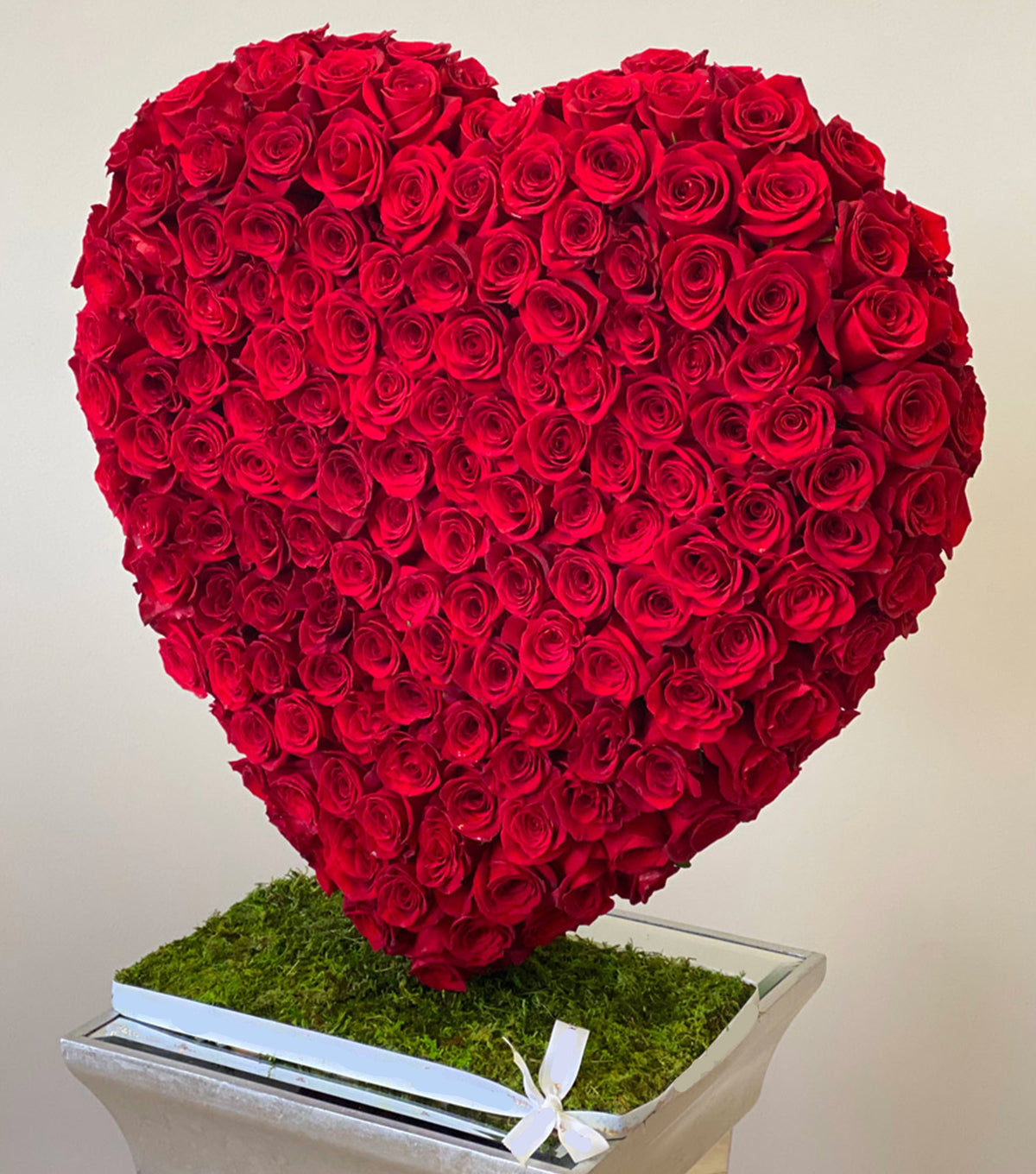 “Standing Heart” – free-standing red rose heart by La Grande Beauté, luxury flower delivery London