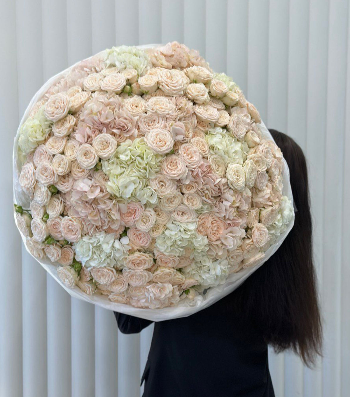 “Champagne” – hand-tied spray roses and hydrangea bouquet by La Grande Beauté, luxury flower delivery London