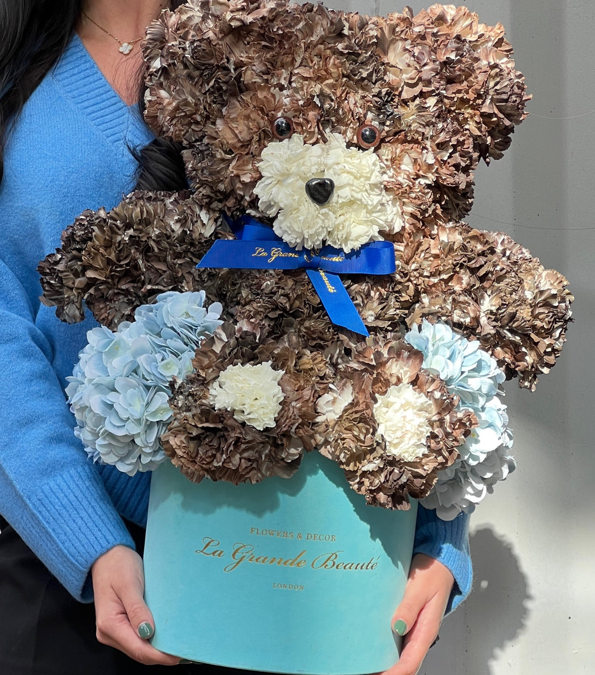 “Mr Bear” – teddy bear made of flowers in a velvet box by La Grande Beauté, luxury flower delivery London