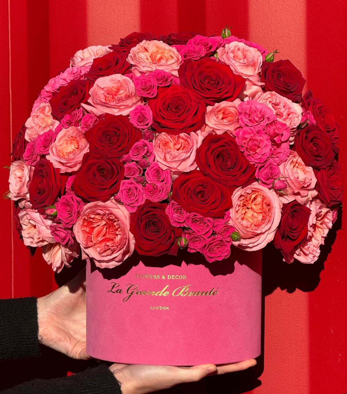 “Sweet Kisses” – pink roses in a hot pink 23cm velvet box by La Grande Beauté, luxury flower delivery London