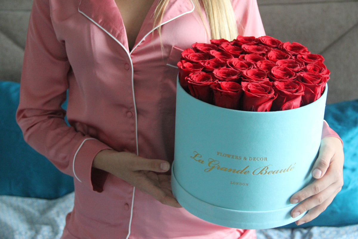 Roses in Large Box – velvet box of 25 to 30 roses by La Grande Beauté, luxury flower delivery London