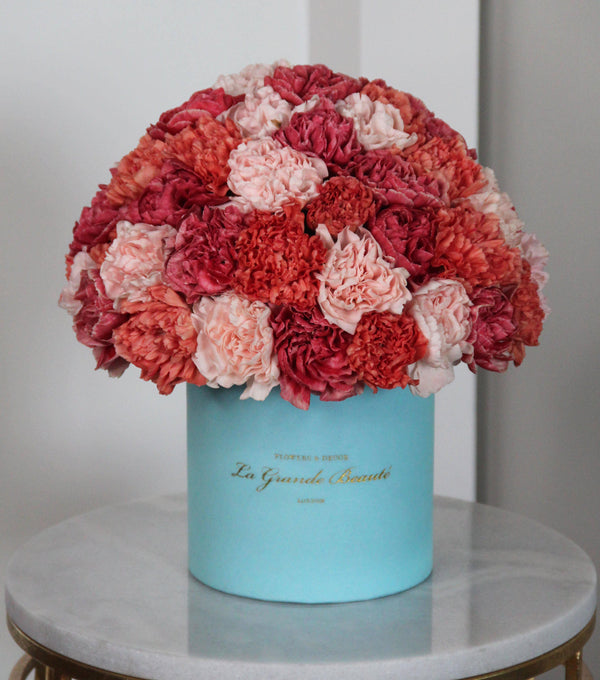 ''Honey'', freshflowerbox, La Grande Beaute, Fresh, petite, There is beauty in simplicity and box "Honey" is the proof. Filled with three colour carnations, carefully put together with effort and detail one by one to create a smooth dome shape, this arrangement simply takes the breath away. The arrangement in the photo is in a 15cm size La Grande Beaute velvet box. Central London Delivery Only. Please check our shipping policies for postcodes. DISCLAIMER - FRESH FLOWERS: These are fresh cut flow