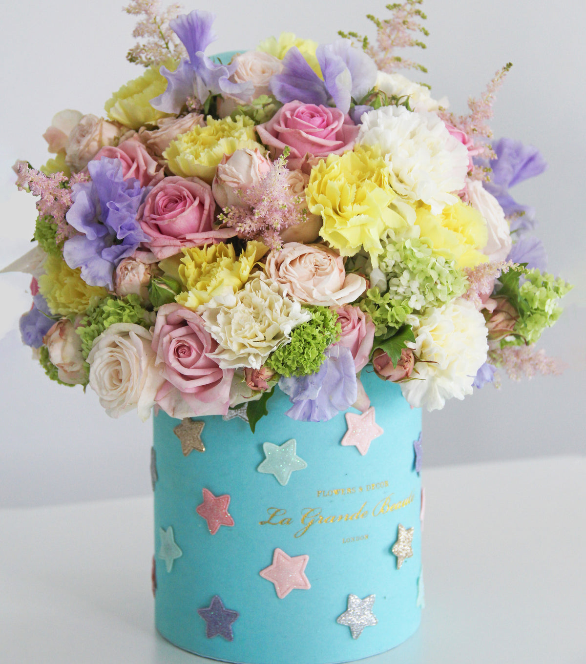 “Etoile” – petite pastel flower box with stars by La Grande Beauté, luxury flower delivery London