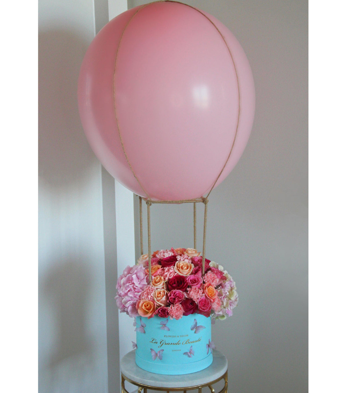 “Pink Dreams Balloon” – hot-air balloon flower box by La Grande Beauté, luxury flower delivery London