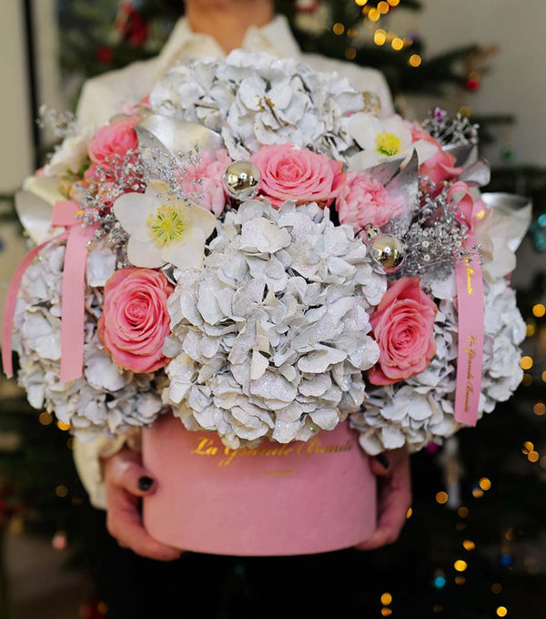 ''Pink Christmas'', freshflowerbox, La Grande Beaute, christmas, Fresh, Bring Christmas to your home with box ''Christmas Carol''. Filled with roses, carnations and hydrangeas this arrangement simply takes the breath away. The arrangement in the photo is in a 23cm pink La Grande Beaute velvet box. DISCLAIMER - FRESH FLOWERS: These are fresh cut flowers and are perishable.Please check "Care & Handling" for how to care for fresh flower arrangements. Please note that if no variations from the dropd
